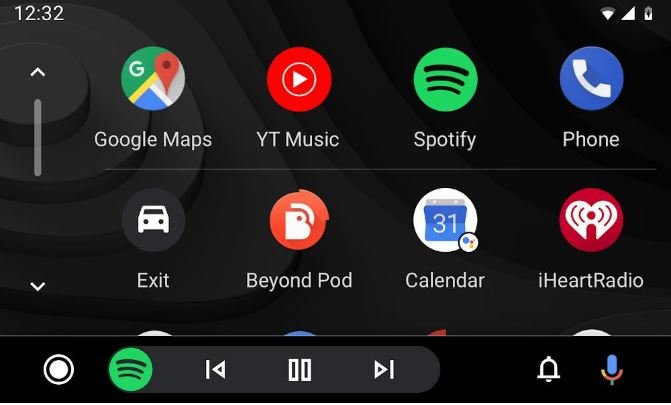Benutzer Oberfläche von Android Auto mit Google Maps und Autoradio App