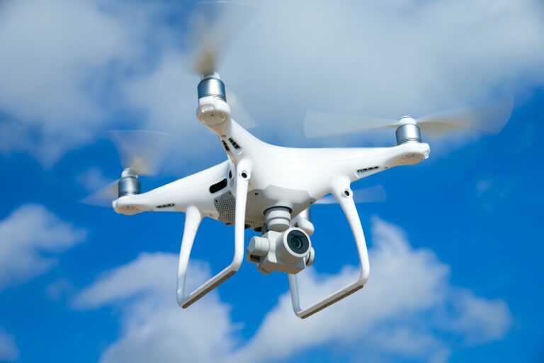 Drohne fliegt bei blauem Himmel